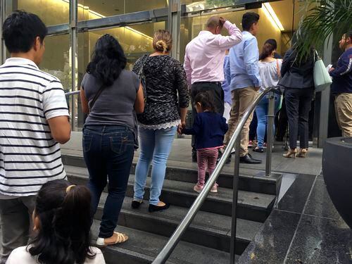 Un grupo de personas hace fila en una corta migratoria en Los Ángeles. Se calcula que hay...
