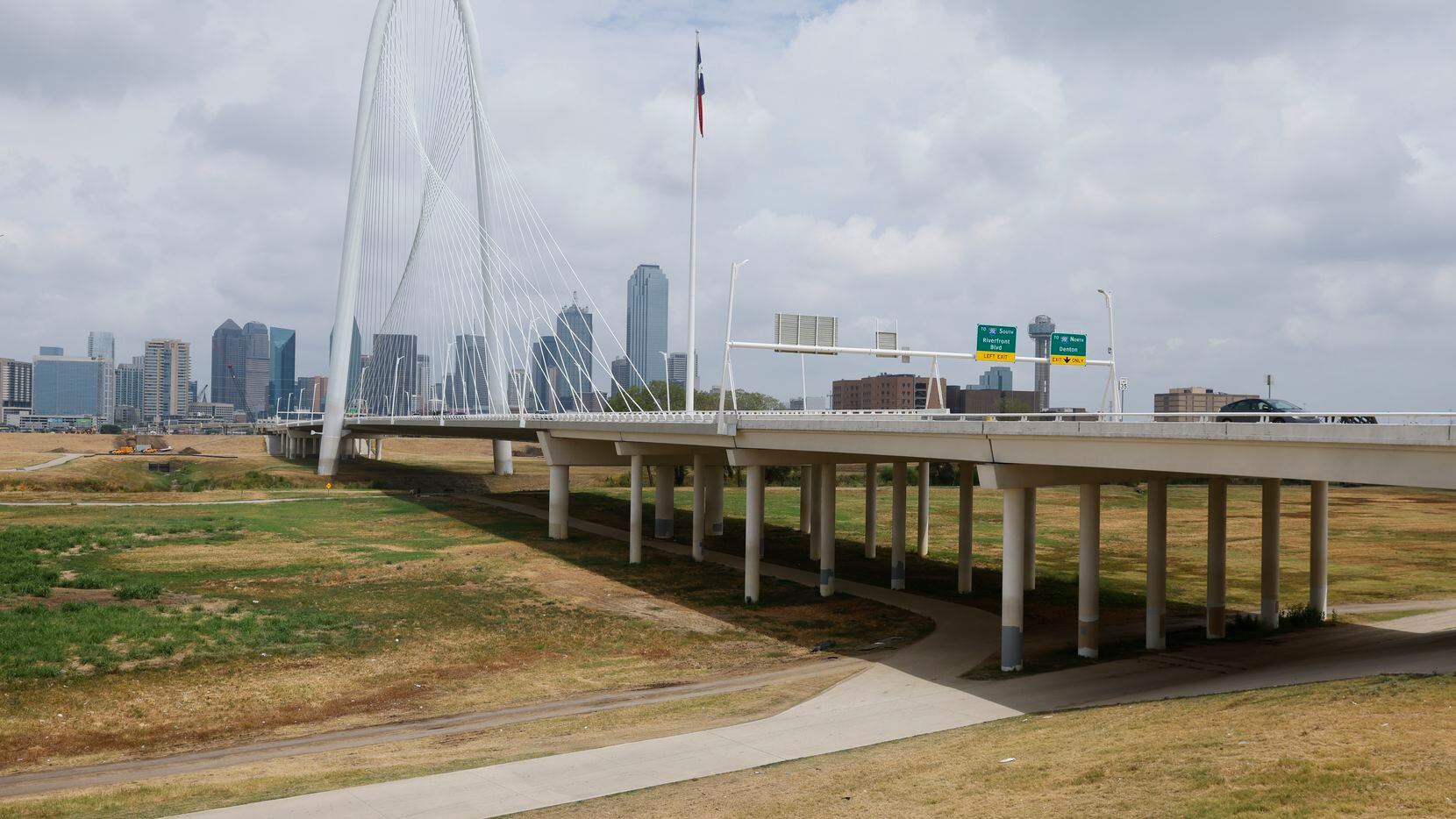 Horizonte de Dallas con vista a Trinity Skyline Trail y Margaret Hunt Hill Bridge el jueves,...