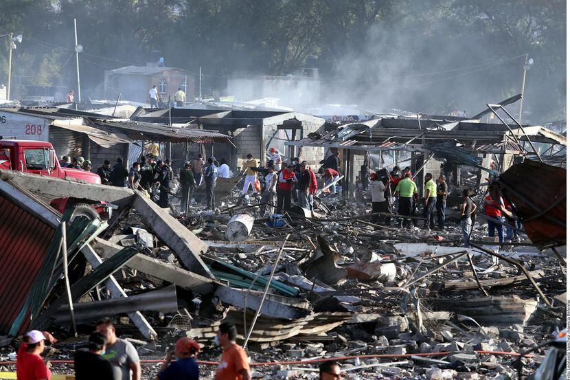 Rescatistas buscaban víctimas de la explosión de fuegos pirotécnicos en los escombros del...
