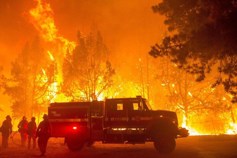 Los bomberos intentan retroceder las llamas en las montañas de Santa Cruz en California. ...