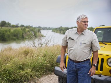 Frank Schuster patrulla su rancho a lo largo de la frontera entre Estados Unidos y México en el Valle del Río Grande en Texas, 29 de abril de 2019 (Ryan Michalesko / The Morning News)