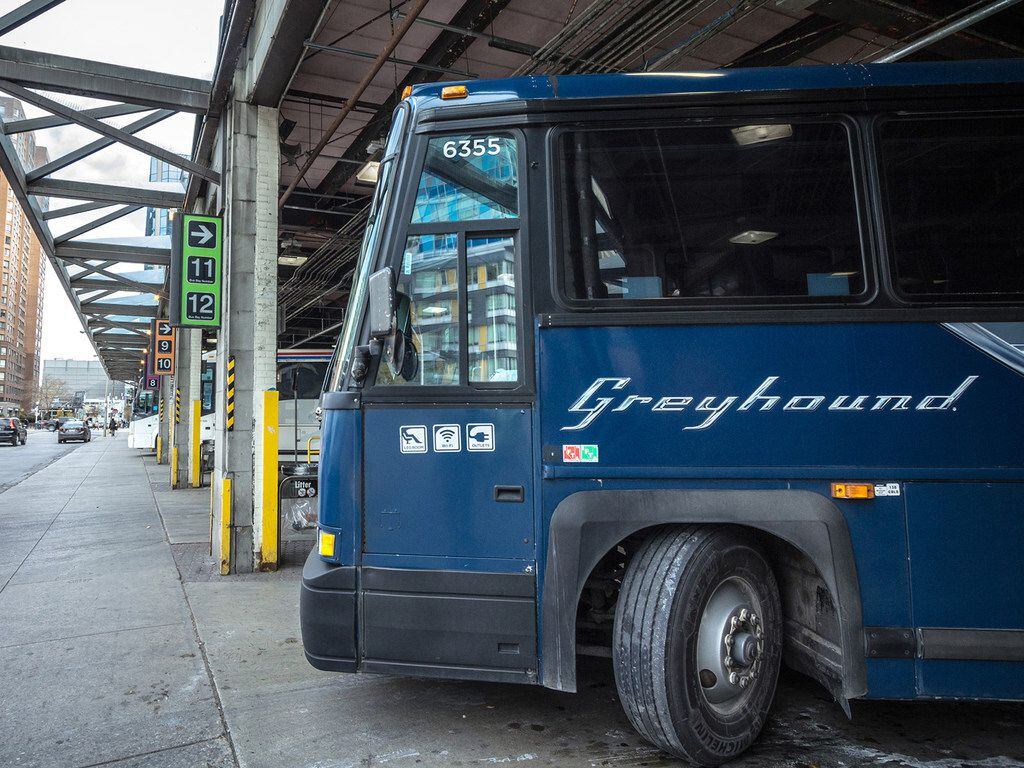 Un autobús de la línea Greyhound. Un exguardia de seguridad que trabajaba en una estación de...