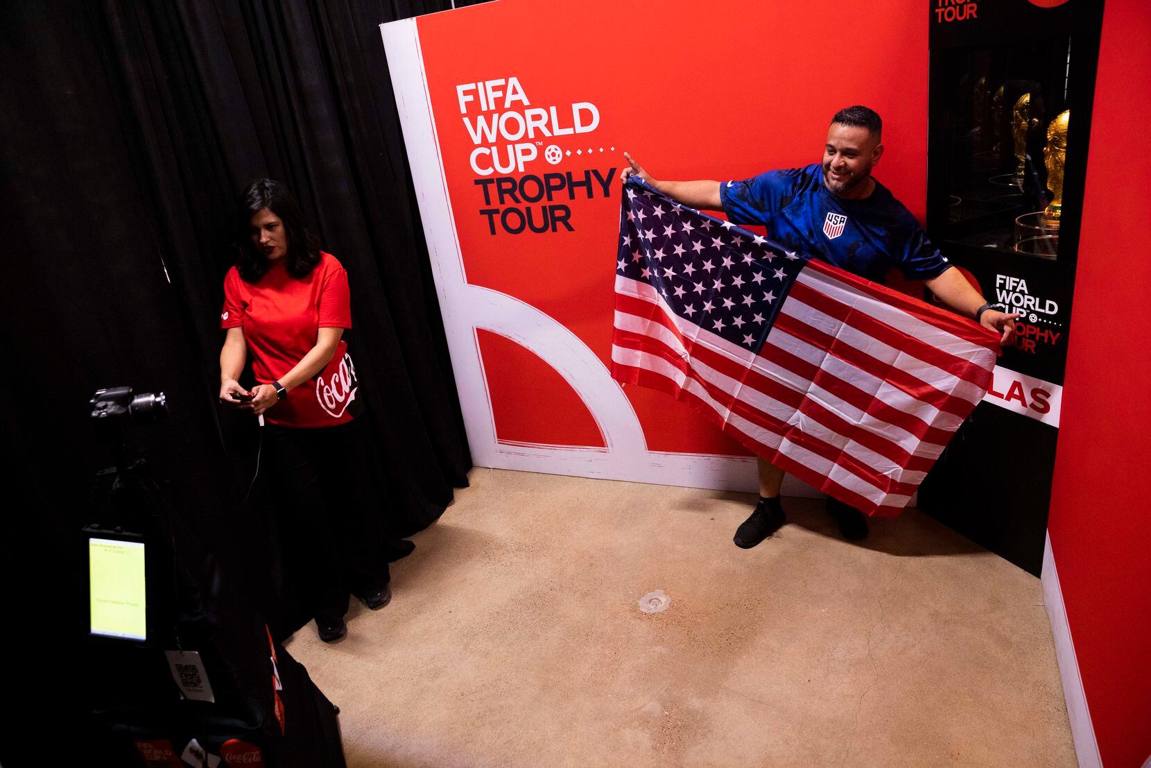 David Sanchez de Houston posa junto al trofeo de la Copa Mundial de la FIFA en exhibición...