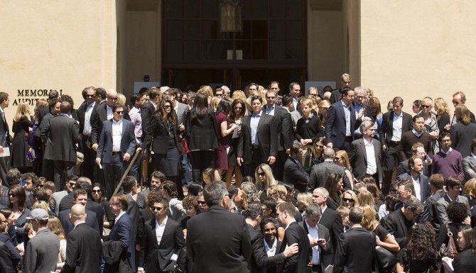 Decenas de personas acudieron al funeral del ejecutivo de tecnología David Goldberg en...