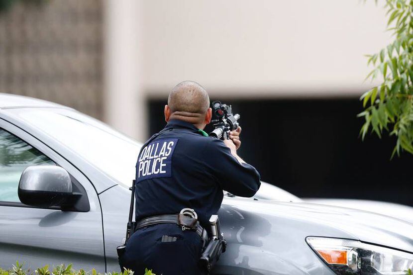 Un agente resguarda la entrada al cuartel de la policía en Dallas.
