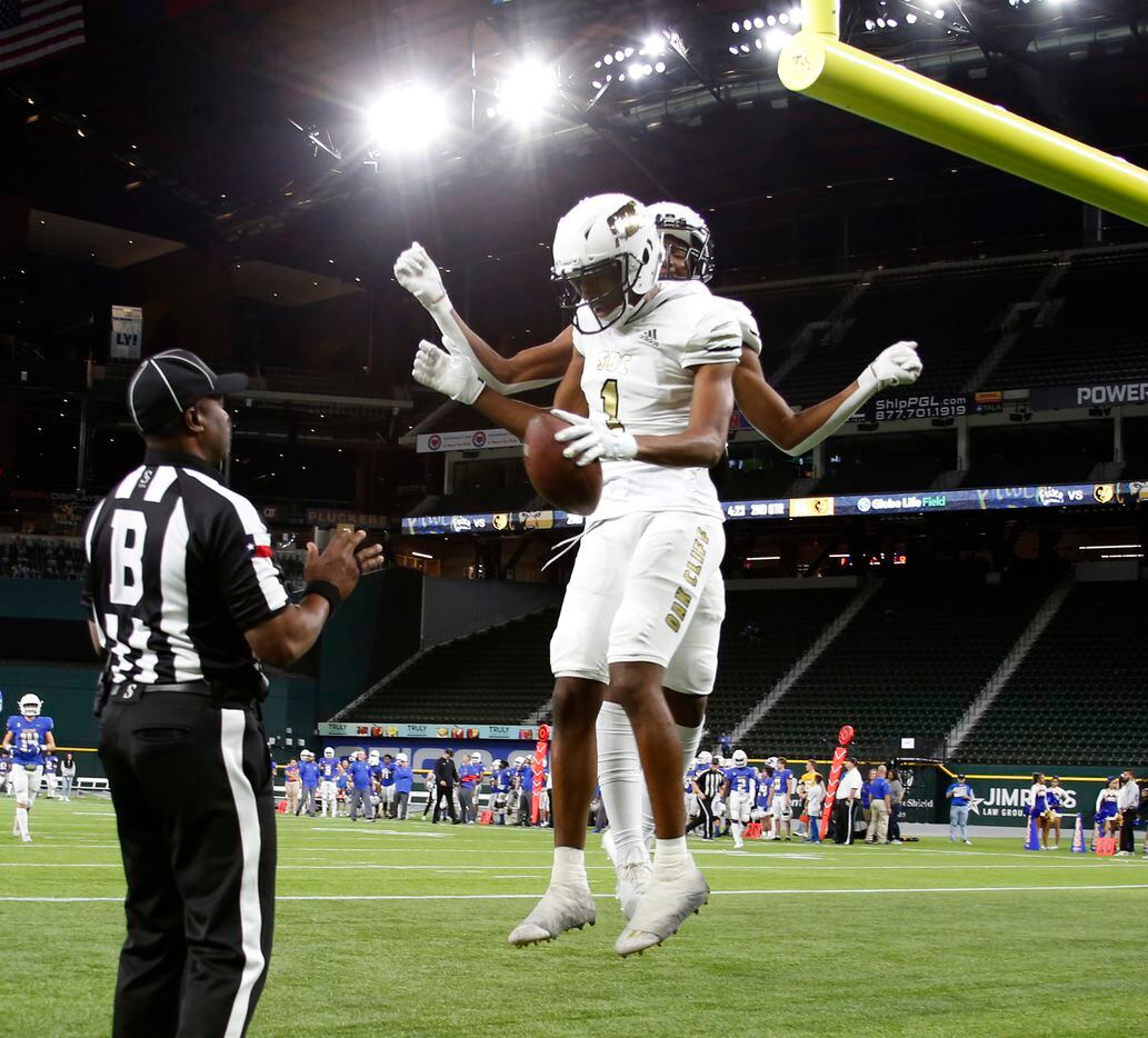 South Oak Cliff receiver Manny Muhammad (1), skies in celebration with teammate Kylin Mathis...