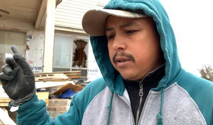 Álvaro de Anda, 40, trabaja demoliendo una casa en la zona afectada por el tornado....