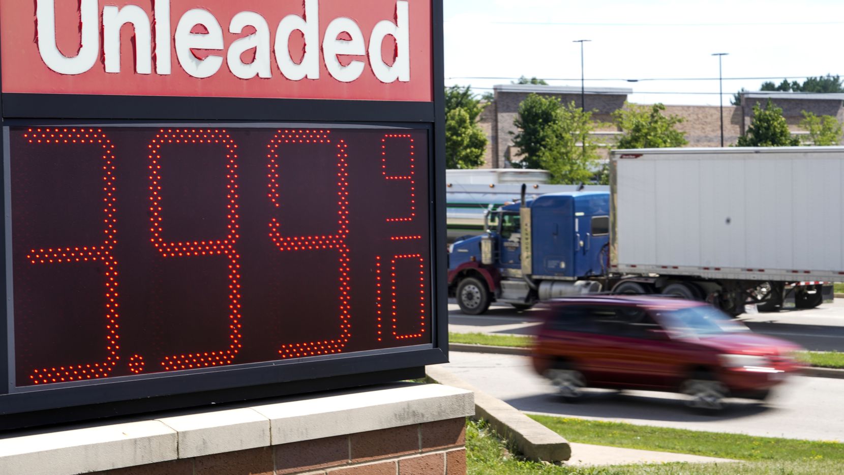 En la imagen se observa el precio de la gasolina sin plomo ligeramente abajo de $4 el...
