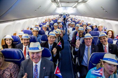 El director de Southwest Airlines, Gary Kelly y unos pasajeros celebran el primer vuelo de...