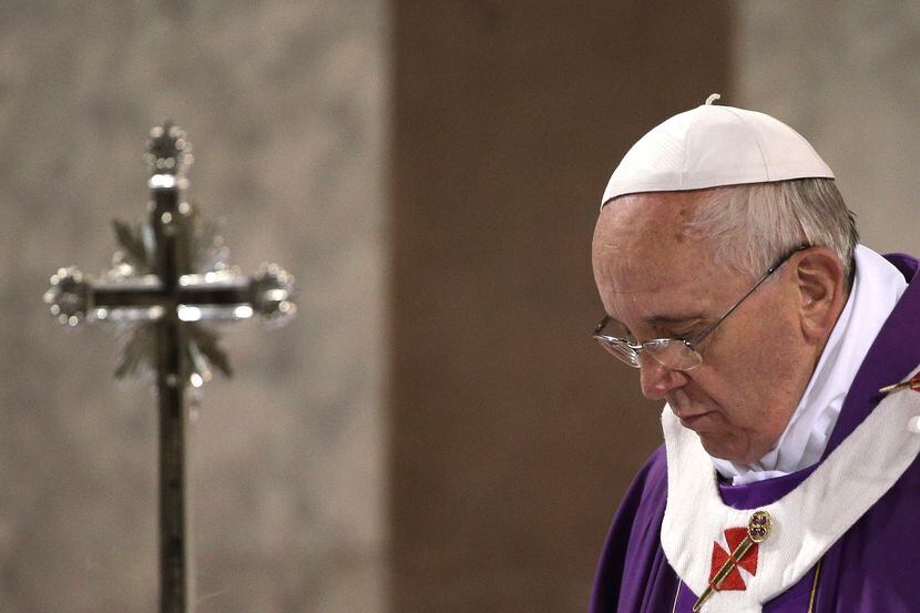 En su audiencia general, el Papa Francisco dijo que la ceniza del Miércoles de Ceniza “nos...