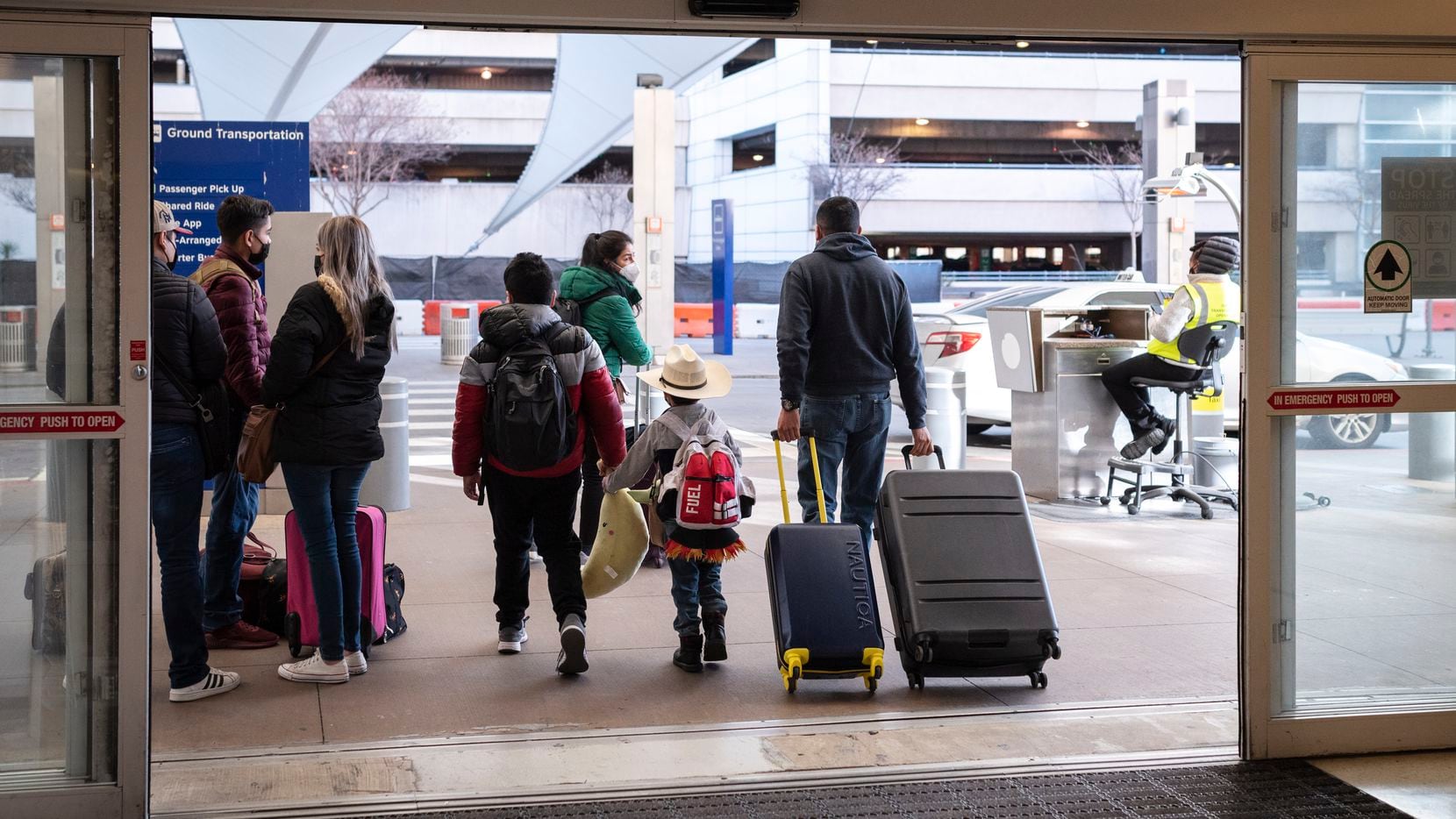 La familia Valles llegando a la terminal D del Aeropuerto Internacional DFW, procedentes de...
