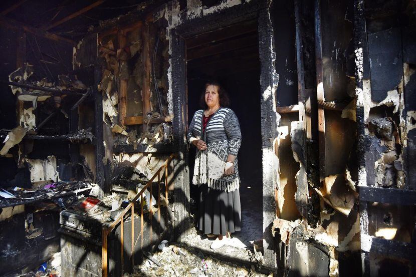 Isavel Tovar en las afueras del garaje de su casa que se incendió en el sureste de Dallas....