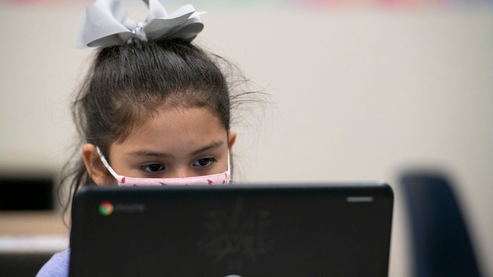 A Mesquite ISD student participates in a classroom session on a computer. Mesquite ISD said Wednesday it will abide by Dallas County Judge Clay Jenkins’ new executive order requiring masks inside schools, businesses and county buildings.