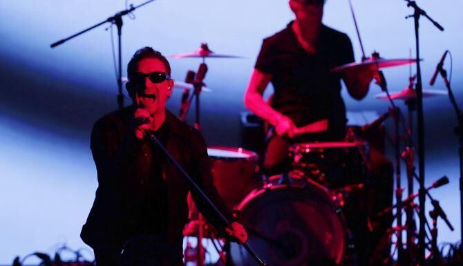 Bono (izq.) y Larry Mullen Jr. de U2. La banda irlandesa anunció una gira por 19 ciudades...