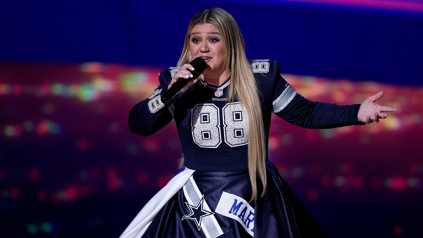 Kelly Clarkson’s Dallas Cowboys-themed gown steals the show at the NFL