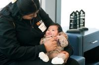 Perla Betancourth sostiene a su beba Nahia durante la apertura de la clínica maternal CeCe’s...