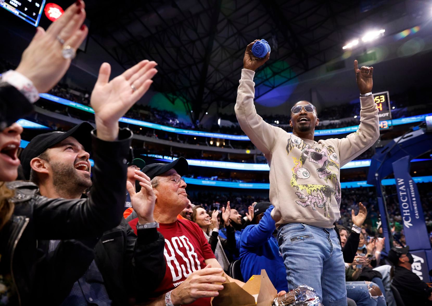 Actor Jamie Foxx acknowledges cheers from the fans as he's introduced during the first half of the Dallas Mavericks-Washington Wizards game at the American Airlines Center in Dallas, November 27, 2021. (Tom Fox/The Dallas Morning News)