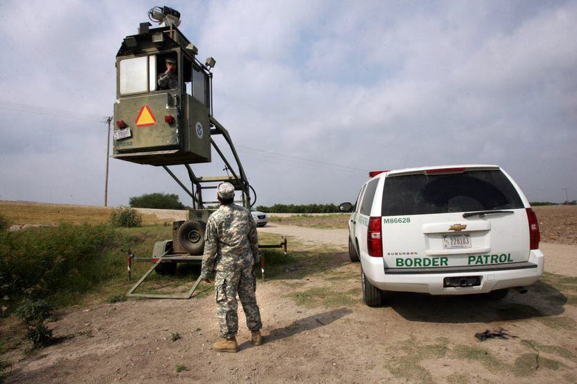 Elementos de la Guardia Nacional de Texas asisten con las tareas de resguardo de la...