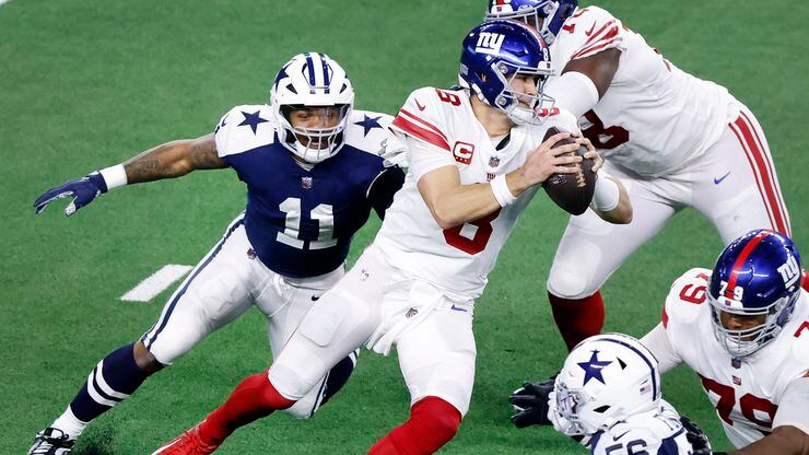 Dallas Cowboys linebacker Micah Parsons (11) chases New York Giants quarterback Daniel Jones...