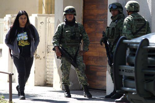 Seguridad reforzada en las afueras del consulado de Estados Unidos en Guadalajara. Getty...