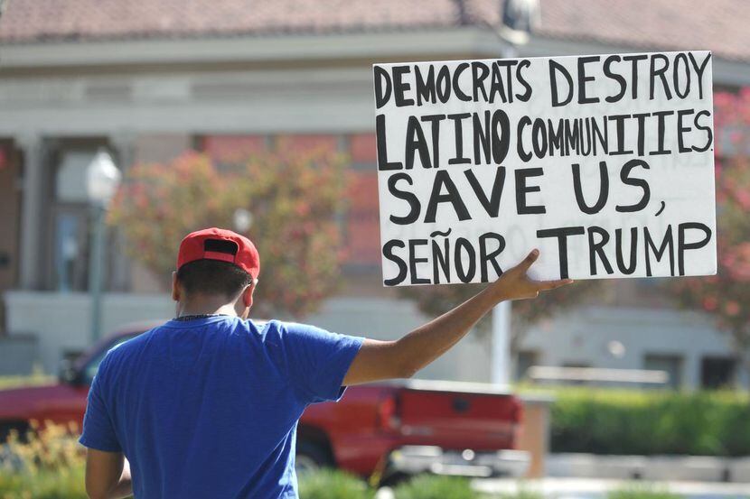 Un simpatizante de Donald Trump sostiene un letrero en apoyo al candidato republicano...