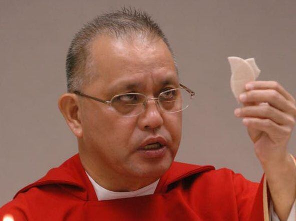 El padre Edmundo Paredes ha sido acusado de abusar a tres jóvenes. El prelado habría fugado...