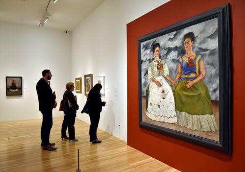 La obra Las dos Fridas de Frida Kahlo de 1939 está en el Museo de Arte de Dallas. Foto BEN...