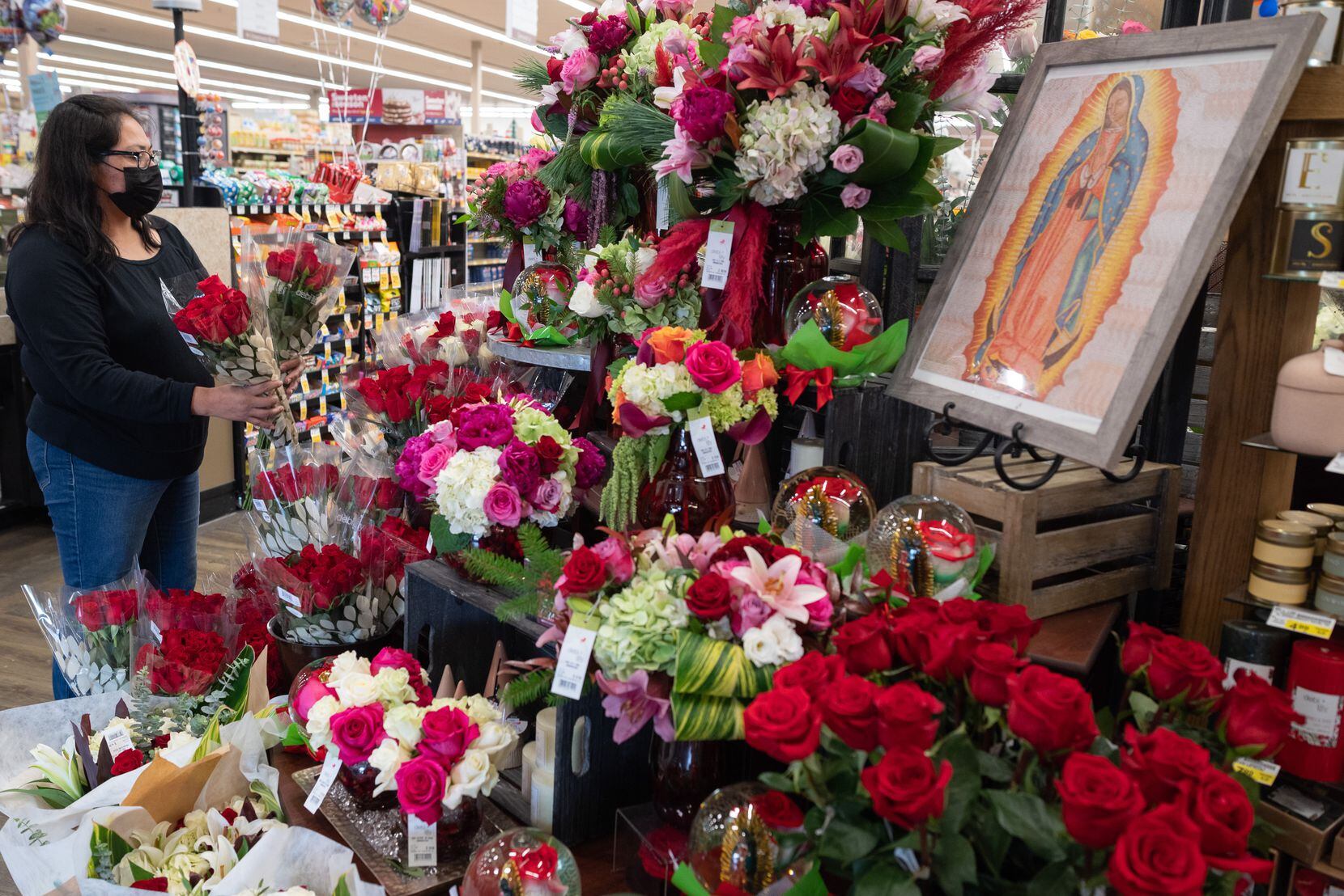 Gabriela López, de Irving, compró rosas en la tienda Tom Thumb para celebrar el día de la...