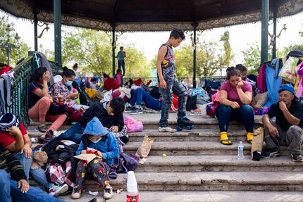 Parte del grupo de migrantes expulsados y asentados en Reynosa, Tamaulipas. 