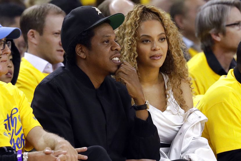En esta foto del 28 de abril del 2018, Jay-Z y Beyonce miran un partido de la NBA entre los...