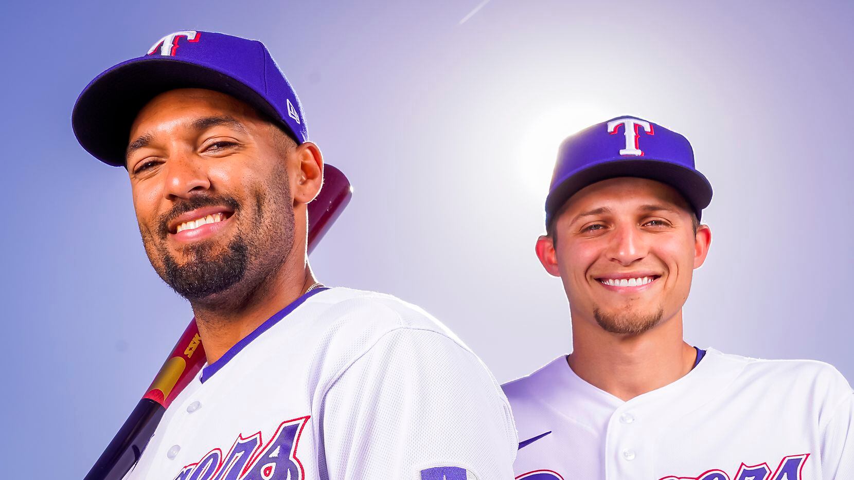El segunda base de los Texas Rangers,Marcus Semien (izq) y el parador en corto Corey Seager,...
