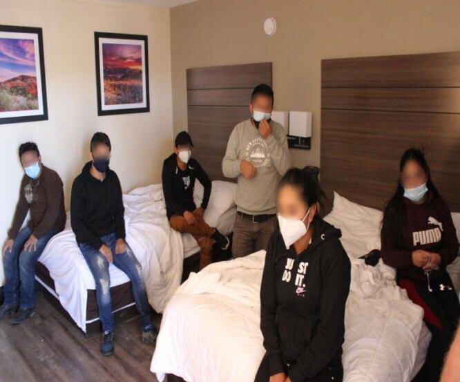 Inmigrantes de diferentes países hallados retenidos en moteles cerca del Aeropuerto...