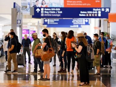 6 Mayıs 2021 Perşembe, Dallas-Fort Worth Uluslararası Havalimanı'ndaki Terminal D'deki Phoenix uçağındaki yolcular (Tom Fox/The Dallas Morning News)