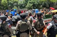 Policías estatales rodean a manifestantes a favor de Palestina que acampaban en la...