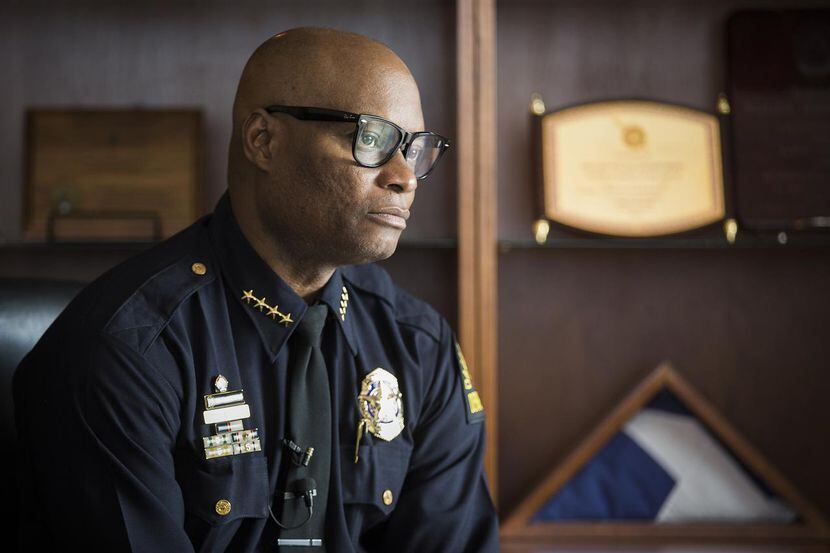 El jefe de policía de Dallas, David Brown, anunció un plan que reasignaría a agentes para...