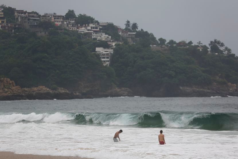Turistas nadan en Acapulco, México, el 24 de octubre de 2023, antes de la llegada del...