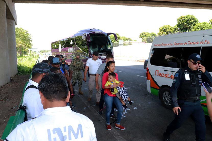 La Guardia Nacional de México y agentes del Instituto Nacional de Migración detienen a...