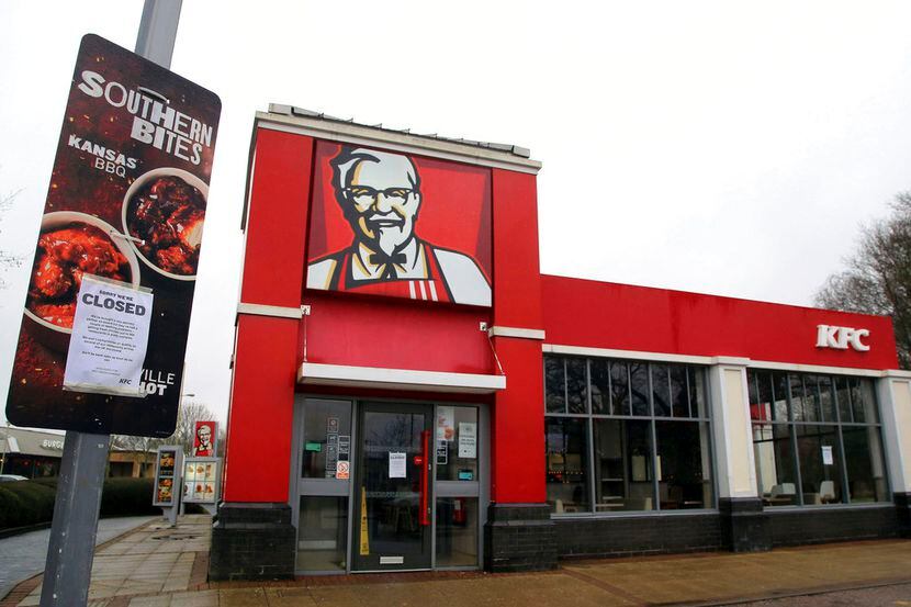  La imagen muestra un local de KFC con un cartel de “cerrado” cerca de Ashford, Inglaterra,...