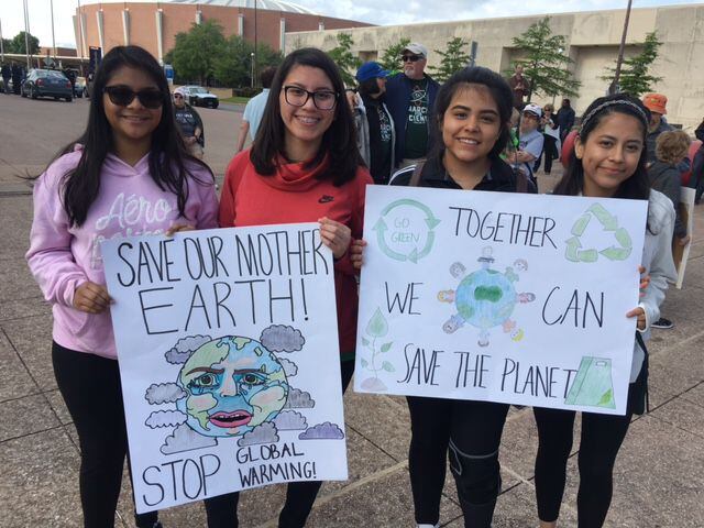 Estudiantes de la Preparatoria Irma Rangel participaron en la Marcha por la Ciencia en...