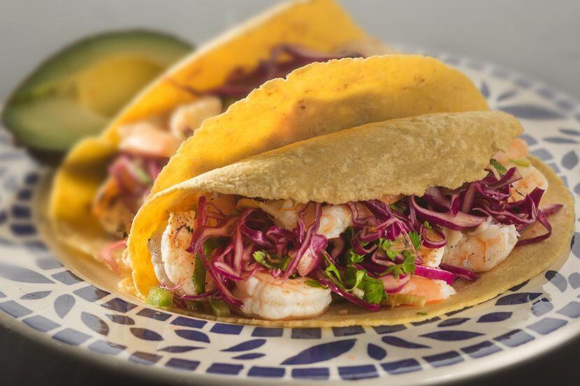 El camarón de los tacos está marinado en tequila y limón verde. (TNS/Bill Hogan)
