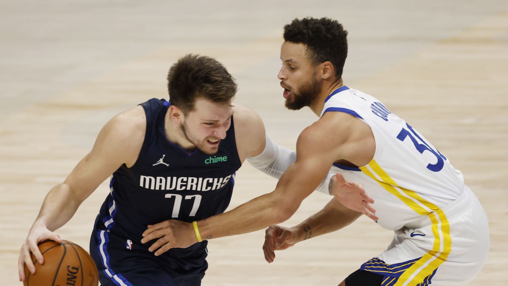 El jugador de los Dallas Mavericks, Luka Doncic (77), trata de  superar al jugador de...