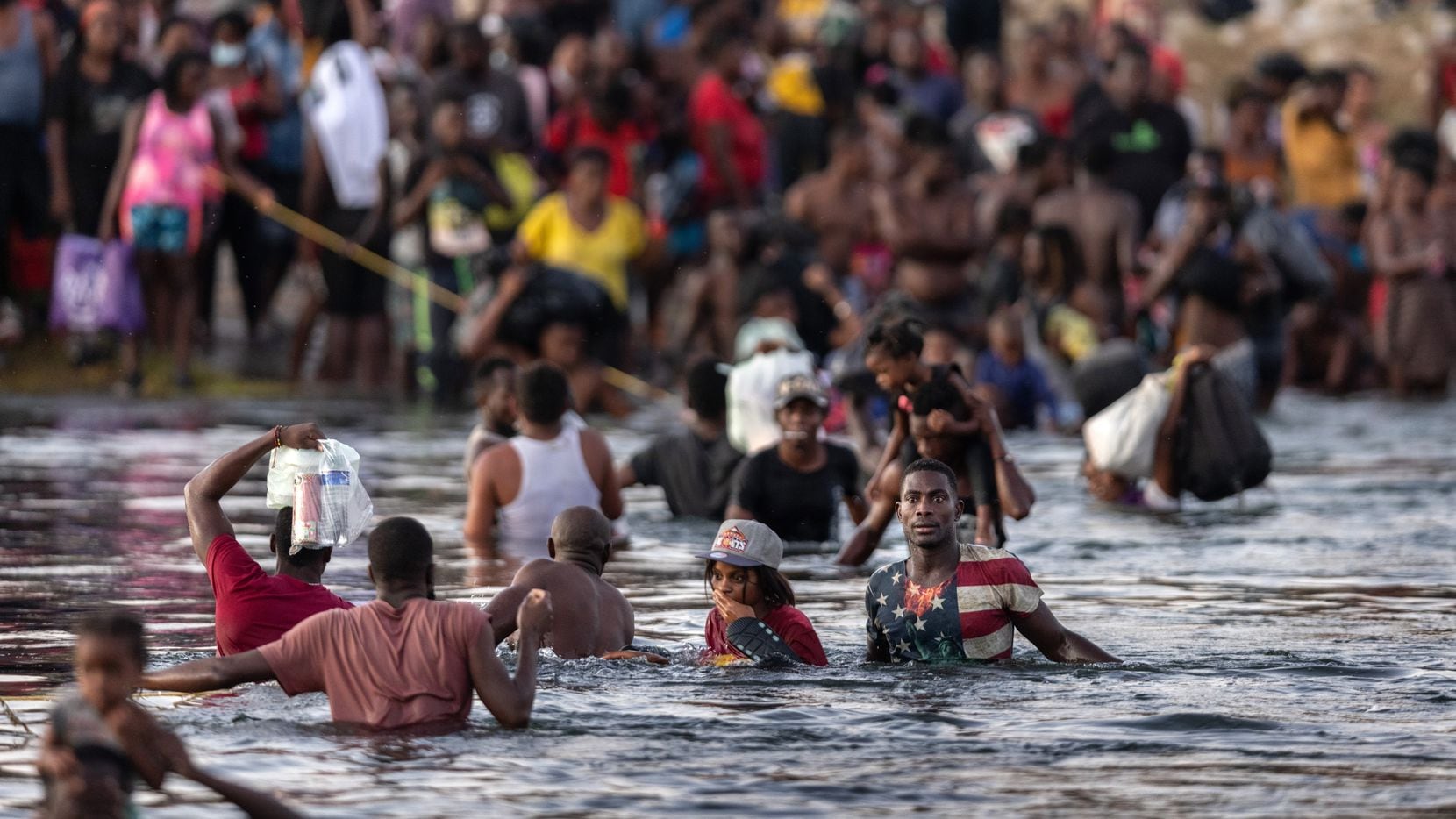 Miles de inmigrantes, en su mayoría de Haití, se congregaron en las orillas del río Grande,...