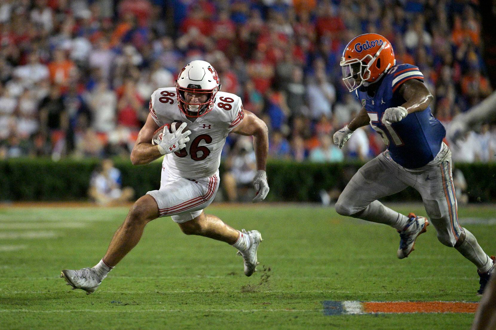 Utah tight end Dalton Kincaid (86) runs after catching a pass in front of Florida linebacker...
