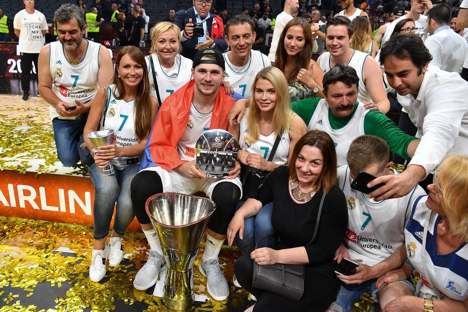 Luka Doncic celebra con familiares y amigos la obtención del título de la Euroliga con el...