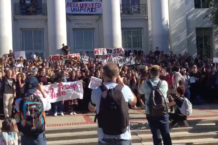 Alumnos de la Preparatoria Berkeley en California protestan en contra del presidente electo...