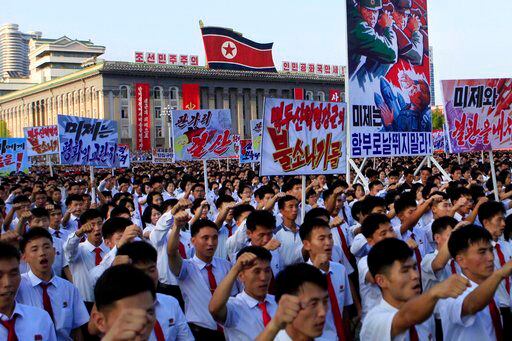 Miles de norcoreanos se reunieron para una manifestación en la plaza de Kim II Sung,...