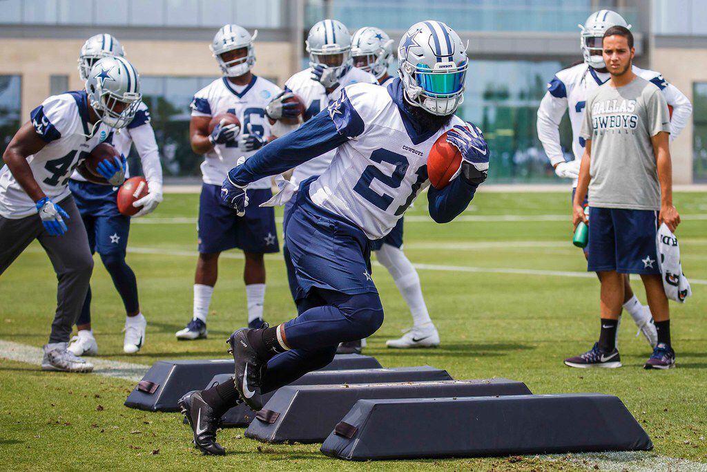 Dallas Cowboys running back Ezekiel Elliott (21) runs a drill during NFL football minicamp...