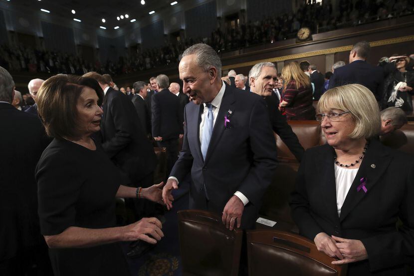 Nancy Pelosi, líder de los demócratas en la casa de Representantes y Chuck Schumer, líder en...