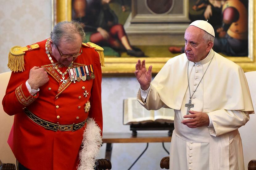 El papa Francisco imparte una bendición al Grand Mastere de los Caballeros de Malta. AP
