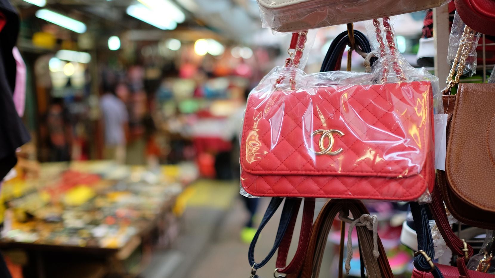 La mayoría de bolsos de marca falsos se fabrican en China y no tienen la misma calidad de los productos originales. Los vendedores pueden enfrentar cargos penales.